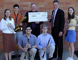 OMEA Past-President John Skelton and Dallas High School student<br />
musicians